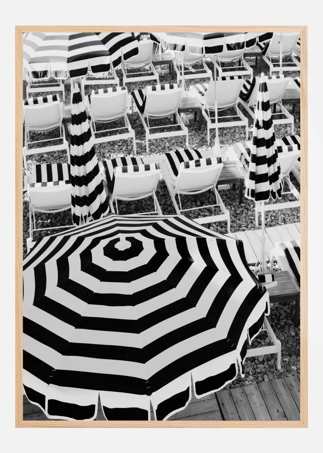 Black and White Beach Umbrellas Įrašai