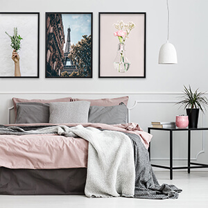 Paveikslų siena su juodais rėmeliais