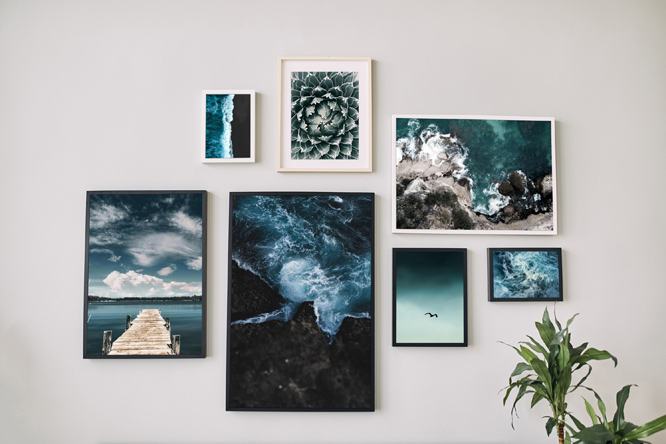 Paveikslų siena su mėlynais motyvais