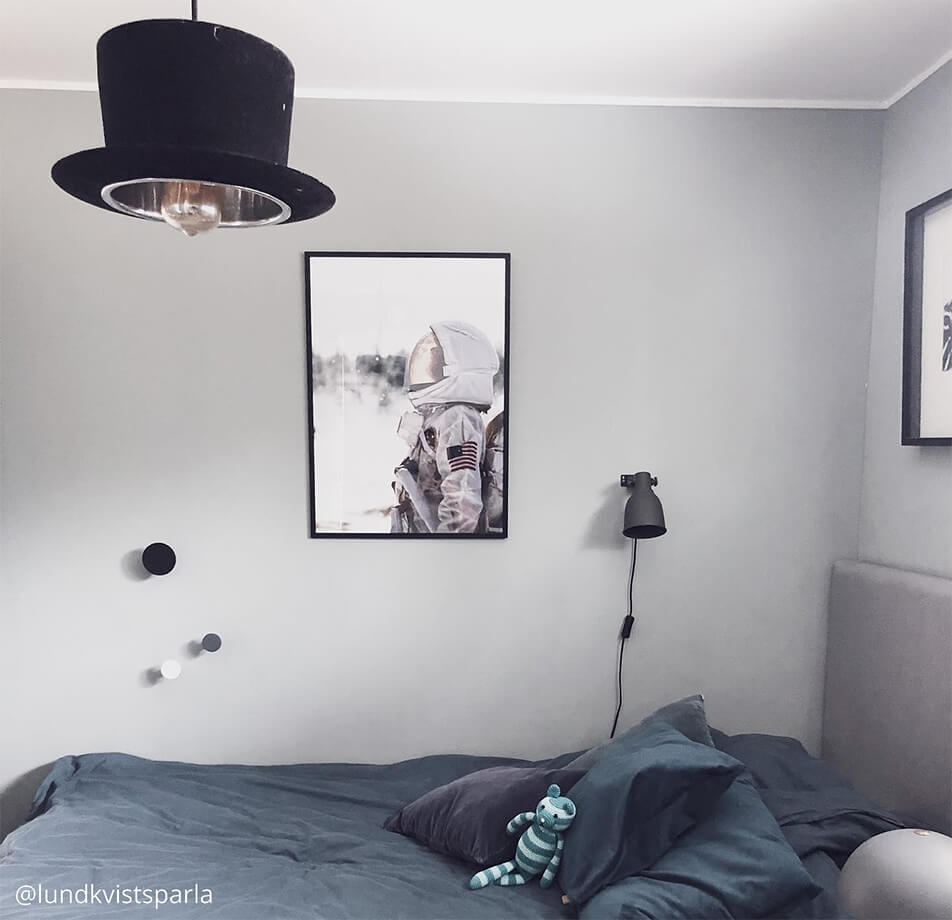 Vaikų kambario interjeras - plakatai su astronautu