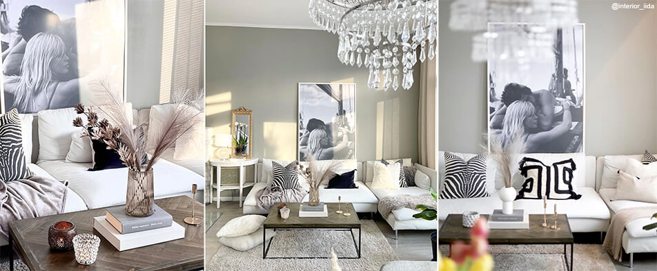 Balti dideli paveikslo rėmai su nespalvota nuotrauka šviesiame svetainės kambaryje