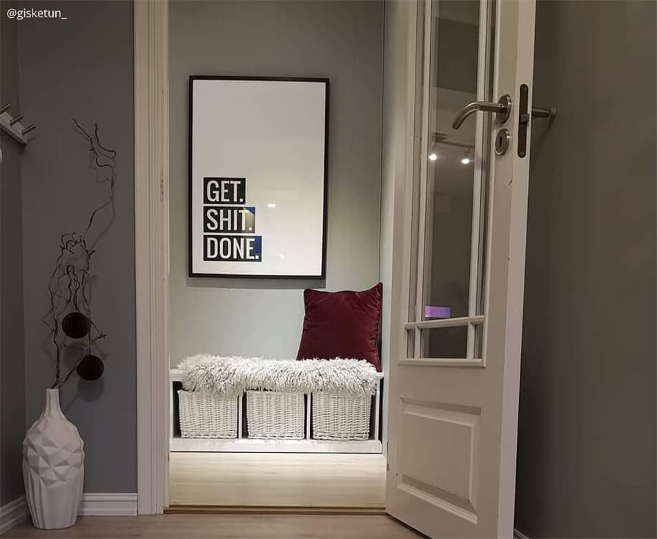 Didelis juodai baltas plakatas su tekstu - interjeras prieškambaryje