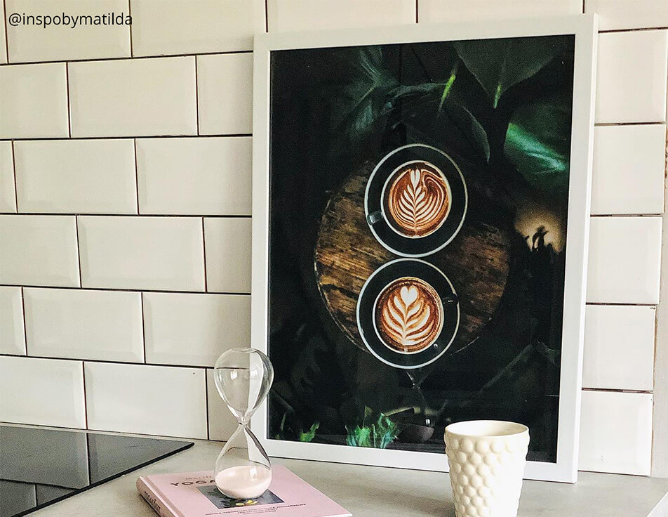 Virtuvinis plakatas su kavos puodeliais prieš baltą plytelę - Virtuvės interjeras