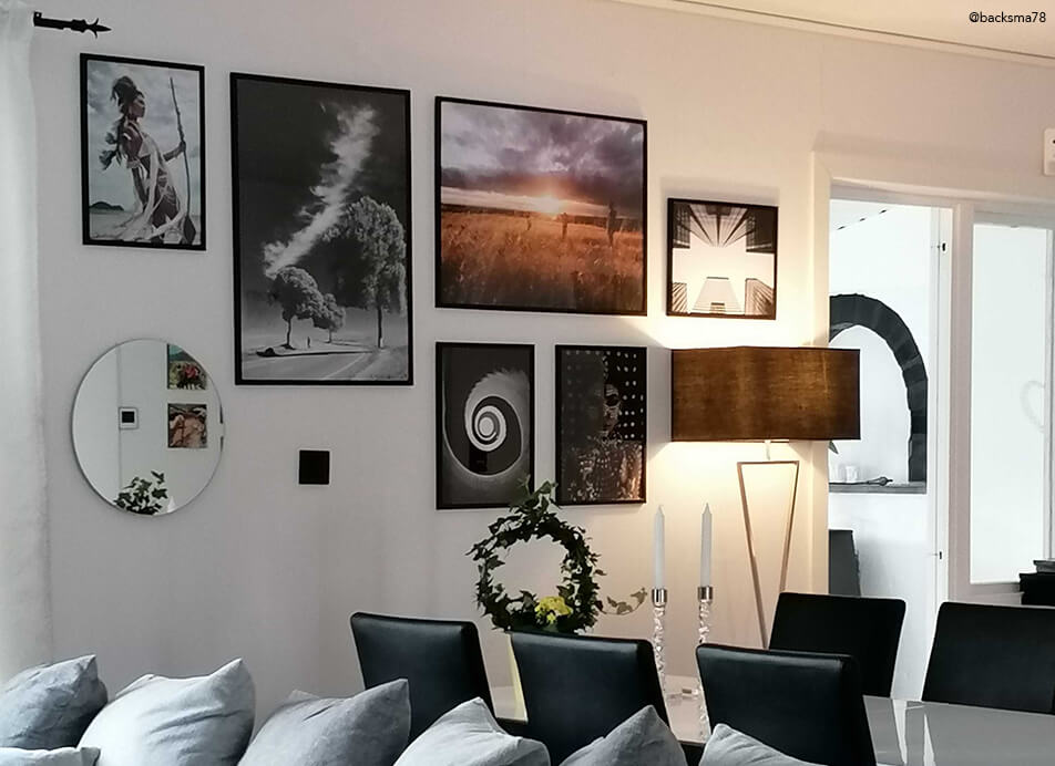 Paveikslų siena su veidrodžiu ir juodais rėmais