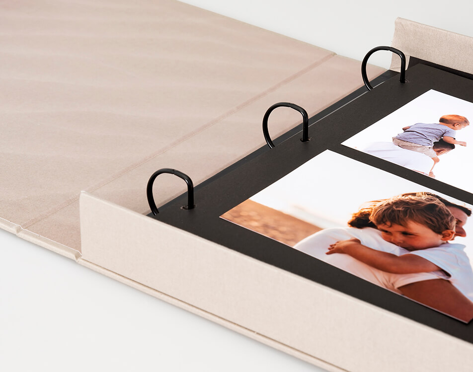 Atviras nuotraukų albumas su juodais puslapiais - klijuokite patys albumas