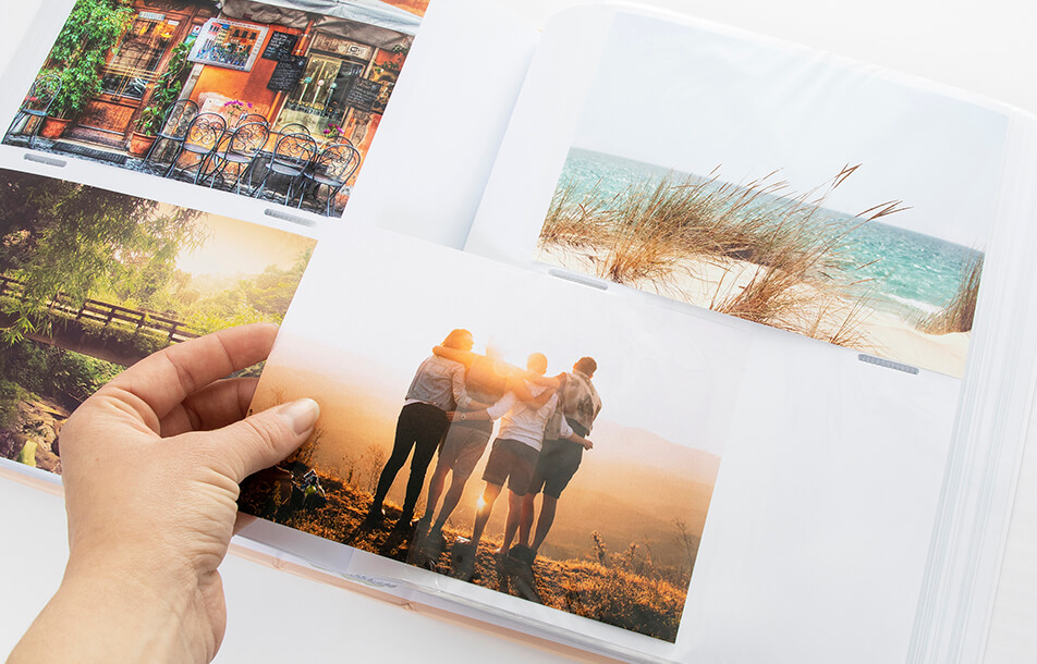 Atviras nuotraukų albumas su plastikinėmis kišenėmis ir nuotraukomis