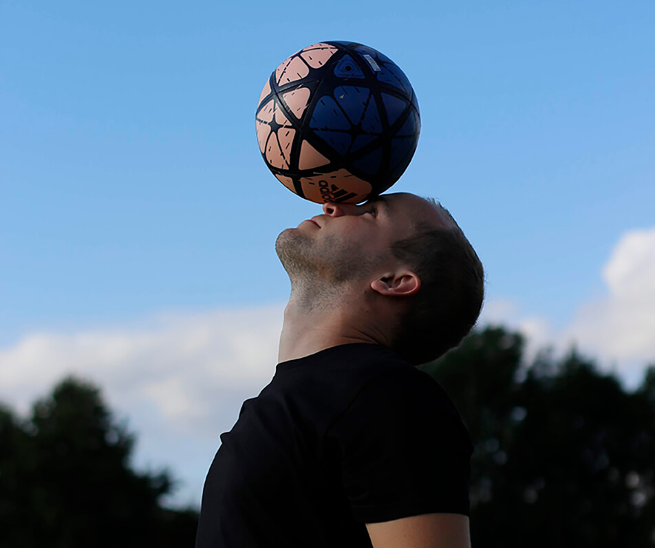 Dizaineris Tim Hansson atlieka futbolo triukus