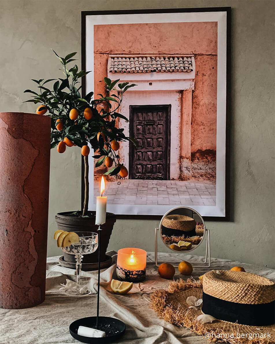 Kompozicija šilta žemės spalvų interjeras - apvalus stalo veidrodis