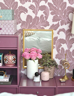 Auksinis veidrodis prieš raštinį foną