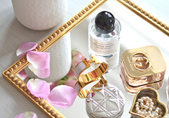 Gražiai auksu dažytas veidrodis kaip padėklas