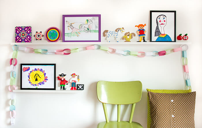 Balta paveikslinė lentelė vaikų kambaryje